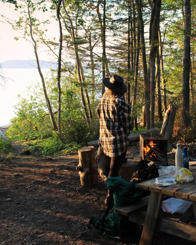 photographie femme camping sauvage